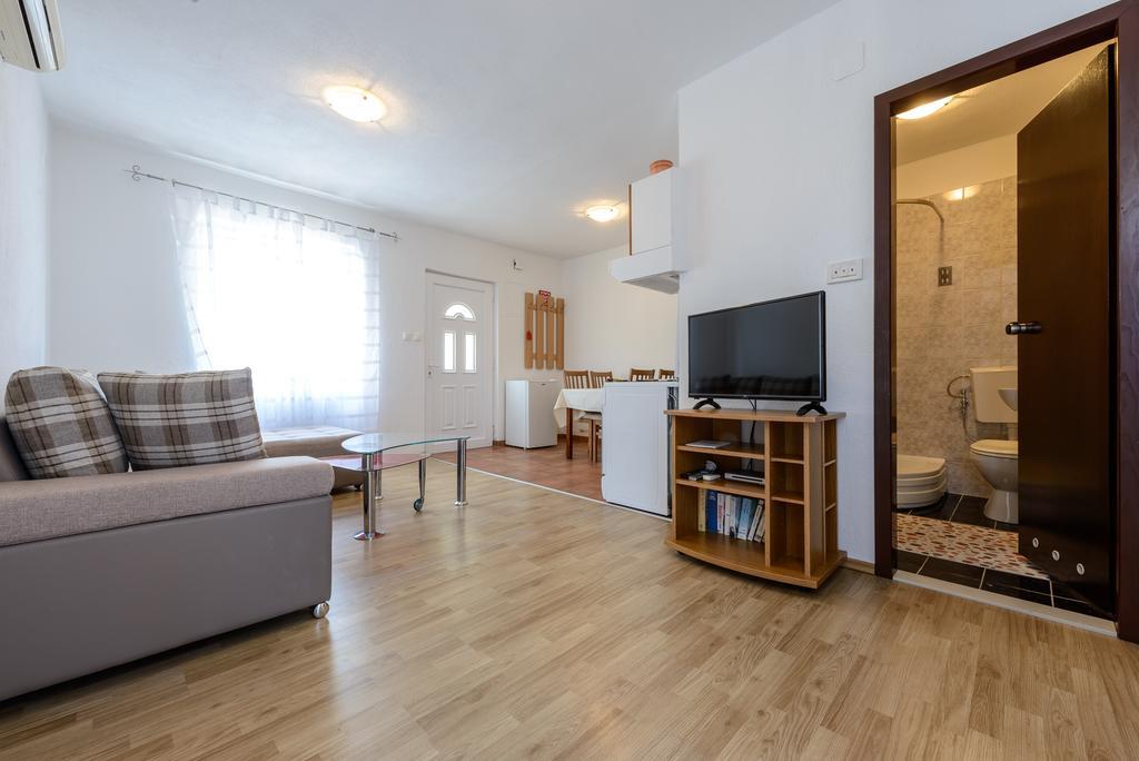 Apartment Aida *