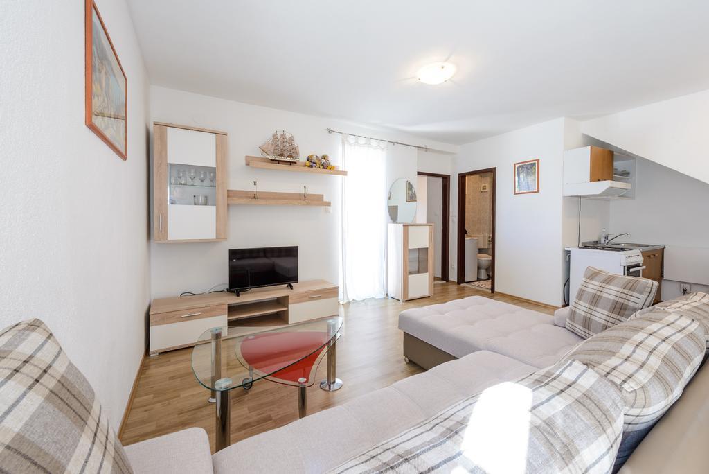Apartment Aida *