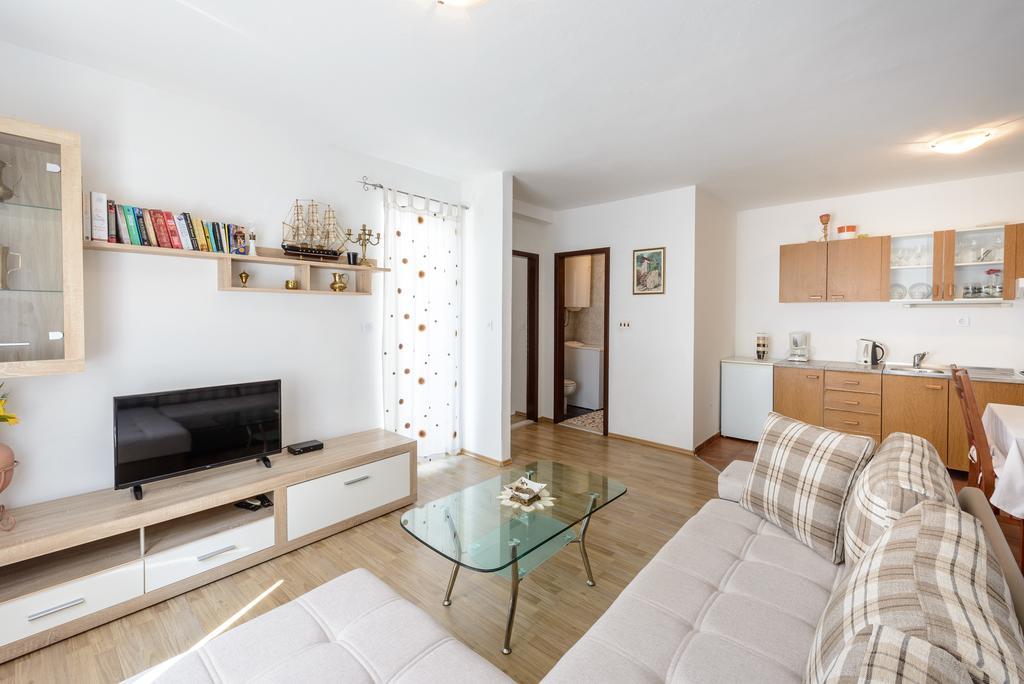Apartment Aida *
